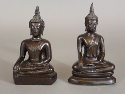Thaïlande, Xxe siècle. Deux Bouddha en bronze...