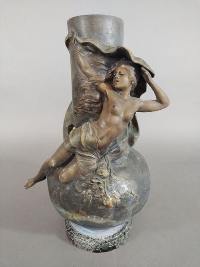 Vase en régule de style Art nouveau à décor...