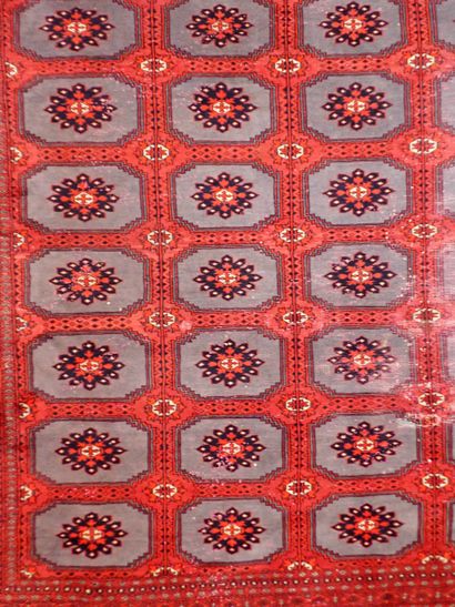 Tapis d'Orient en laine à décor stylisé dans...