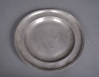 Plat rond en étain le marli à décor de fortes...