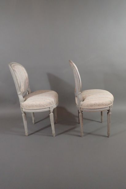 Ensemble de quatre chaises en bois rechampi...