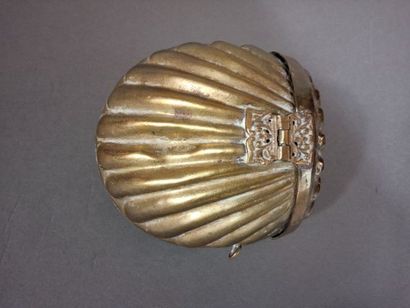 Boite en métal à décor de coquilles, le fermoir...