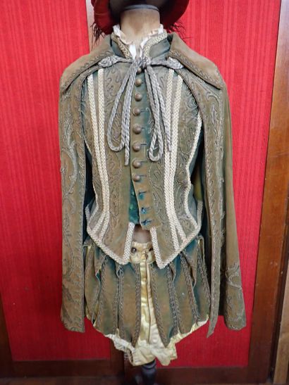 Costume de théâtre en velours de coton vert...