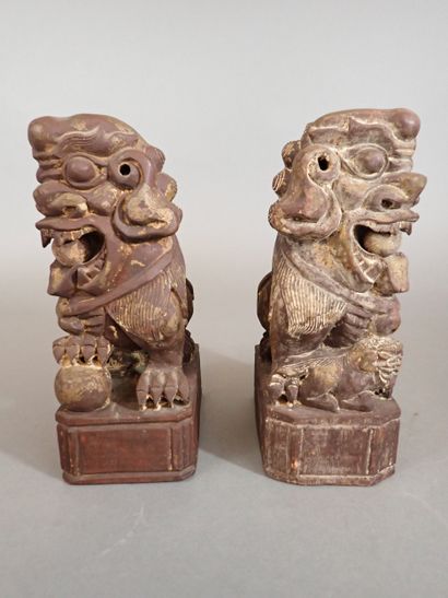 Chine, Xxe siècle. Deux lions de Fô en bois,...