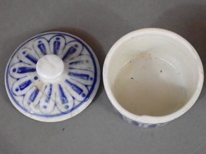 Trois petits pots couverts en porcelaine...