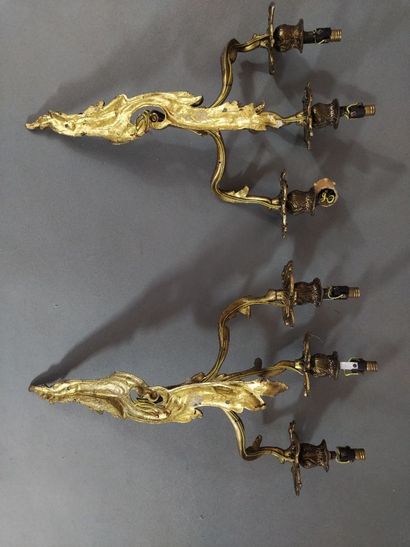 Paire d'appliques en bronze doré, la structure...