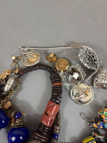 Lot de bijoux fantaisie comprenant collier,...