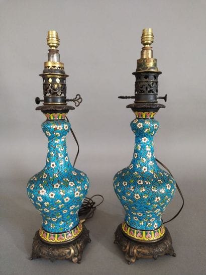 Paire de lampes en régule et gourde en faïence...