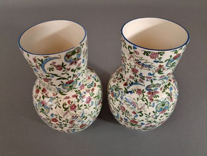 LUNEVILLE, Paire de vases en faïence à décor...