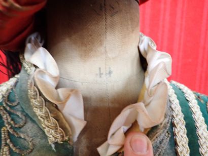 Costume de théâtre en velours de coton vert...