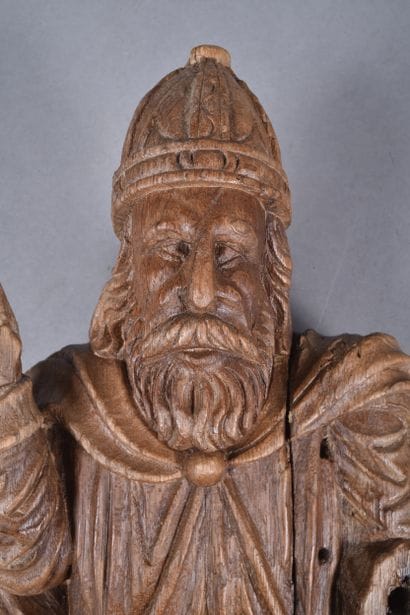 Bas-relief de saint personnage bénissant...