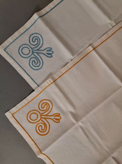 Nappe et 12 serviettes en coton blanc, brodé...