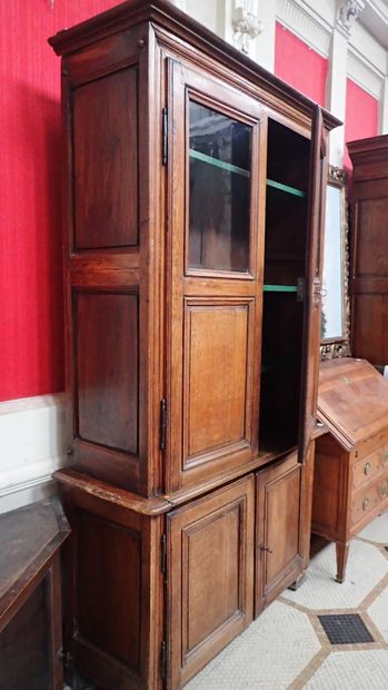 Buffet de présentation deux corps en chêne...