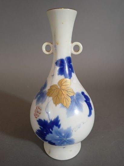Vase piriforme à deux anses en porcelaine...