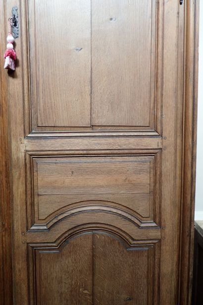 Armoire en chêne mouluré ouvrant à deux vantaux...