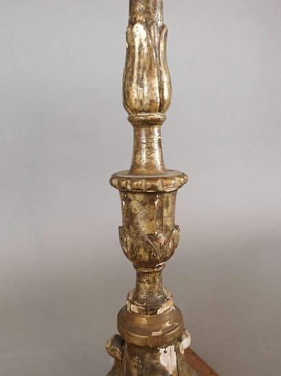 Pique cierge en bois sculpté et doré sur...