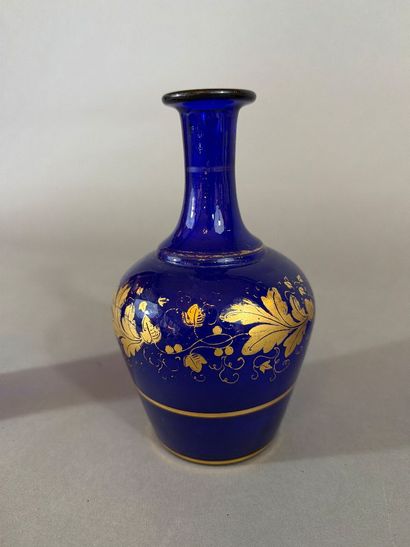 Service de nuit en verre bleu cobalt, comprenant...