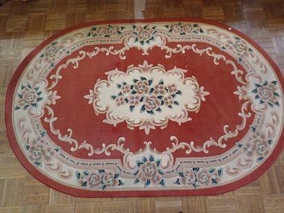 Tapis Art déco ovale dans les tons rouge...