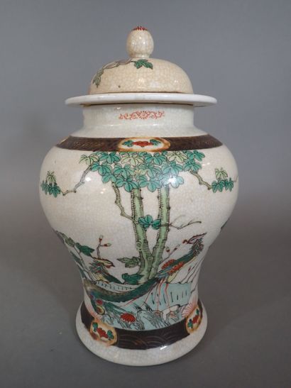 Chine, Nankin, Potiche en porcelaine craquelée...