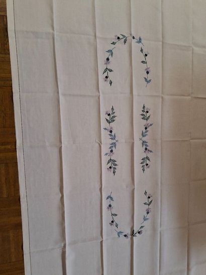 Nappe et 12 serviettes en coton blanc à décor...