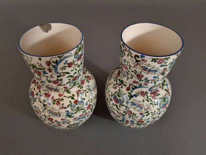 LUNEVILLE, Paire de vases en faïence à décor...