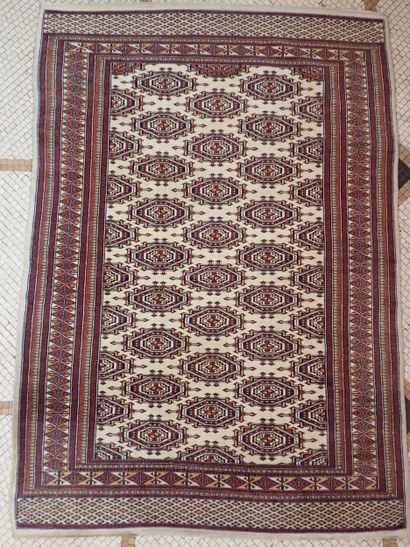 Tapis d'Orient en laine à décor géométrique...