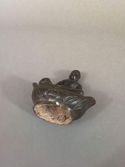 Bouddha assis, petit sujet en bronze patiné,...