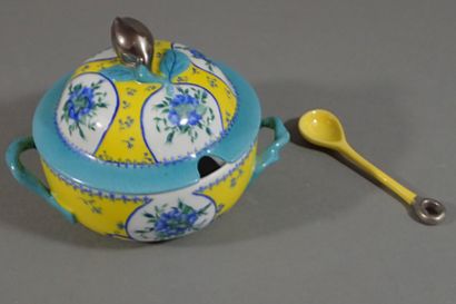 GIRAUD à Limoges. Sucrier couvert en porcelaine...