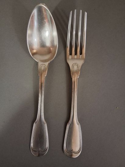 Couvert de table en argent, modèle filets...