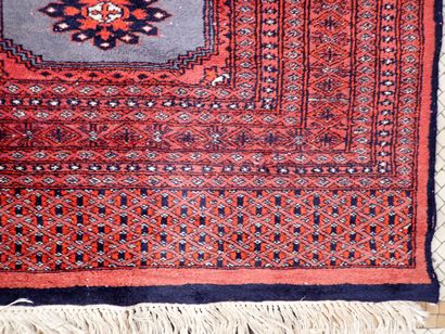 Tapis d'Orient en laine à décor stylisé dans...
