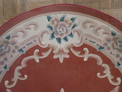 Tapis Art déco ovale dans les tons rouge...
