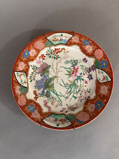 Ensemble de trois assiettes en porcelaine...