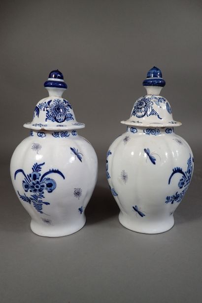 DELFT paire de pots couverts en faïence blanc...