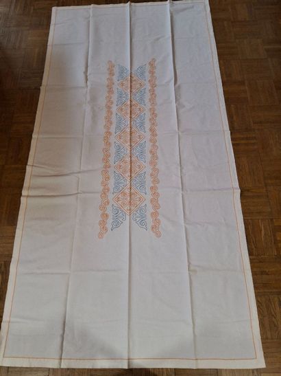 Nappe et 12 serviettes en coton blanc, brodé...