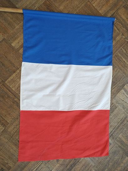 ***Drapeau français en tissu, manche en bois...