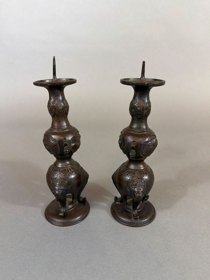 CHINE XXe, paire de bougeoirs en bronze,...