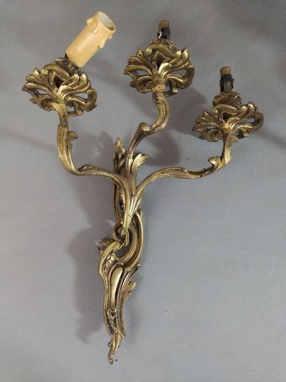 Paire d'appliques en bronze doré, la structure...