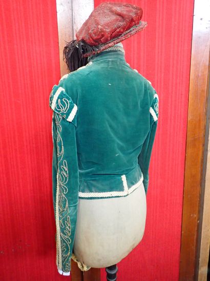 Costume de théâtre en velours de coton vert...