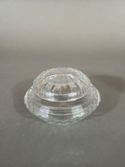 BACCARAT - Boîte a poudre en cristal taillé,...