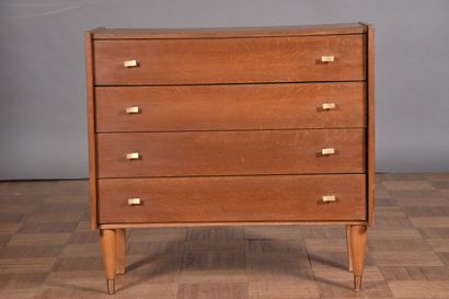 Commode en chêne et pin, ouvrant en façade...