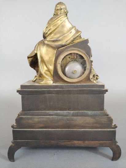 Pendule de cheminée en bronze doré à sujet...
