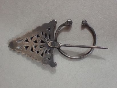 Fibule en argent de forme triangulaire ajourée,...