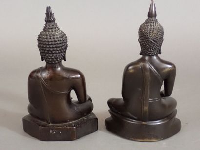 Thaïlande, Xxe siècle. Deux Bouddha en bronze...