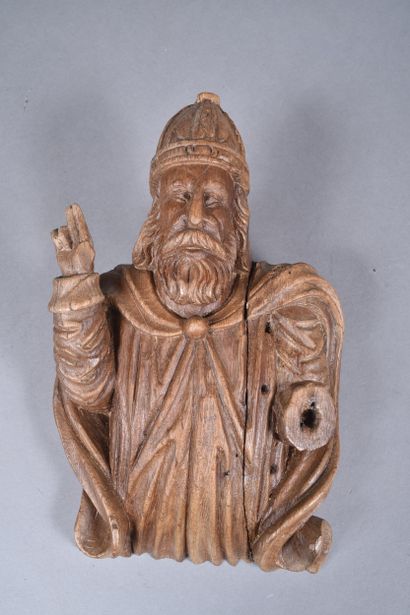 Bas-relief de saint personnage bénissant...