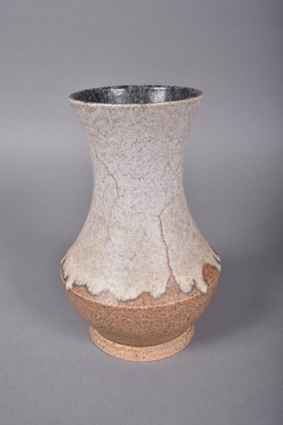 ACCOLAY. Vase en grès vernissé beige. Marqué...
