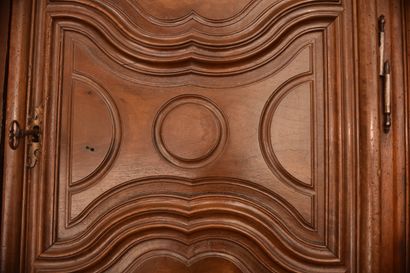 Armoire parisienne en noyer mouluré et sculpté,...