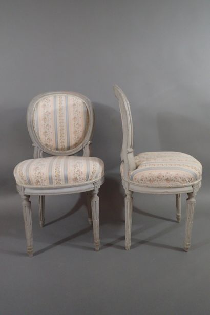 Ensemble de quatre chaises en bois rechampi...