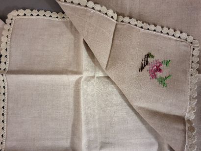 Nappe et 12 serviettes en lin à décor brodé...
