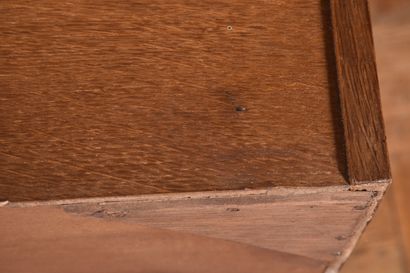 Commode en chêne et pin, ouvrant en façade...