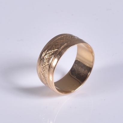 Bague en or jaune à décor de stries. TDD...